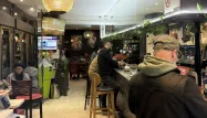 Au bar-tabac Chiquito, dans le 15e arrondissement de Paris, la convivialité se vit chaque jour, au comptoir.