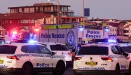 Des dizaines de véhicules d'urgence sont présents devant la plage de Bondi, à Sydney.