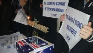 Un rassemblement en hommage aux victimes de l'attentat de Sidney a été organisé devant l'ambassade australienne à Paris.