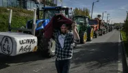 Les agriculteurs maintiennent les blocages
