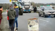 Des agriculteurs maintiennent des barrages routiers dans le Sud-Ouest malgré les fêtes de Noël
