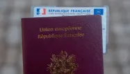 Le passeport français, accompagné de la nouvelle carte d'identité. (illustration)