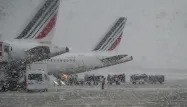 EN DIRECT - Neige-verglas : environ 140 vols annulés dans les aéroports parisiens