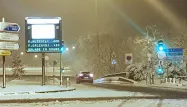 EN DIRECT - Neige-verglas : jusqu'à 950 km de bouchons en Île-de-France, des perturbations dans les transports