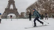La tour Eiffel sous la neige