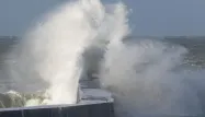 Des vagues vont déferler sur le littoral de la Manche (Illustration)