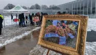 Les agriculteurs mettent leur colère en exposition devant le Louvre-Lens ce jeudi 8 janvier pour protester contre l'accord UE-Mercosur.
