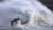 Les vagues impressionnantes provoquées par la tempête Goretti, au Conquet.