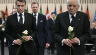 Emmanuel Macron, accompagné de son homologue italien Sergio Mattarella, ont déposé une rose blanche en hommage aux victimes