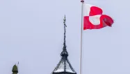 Le drapeau groenlandais (Erfalasorput) flotte sur le toit du château de Tivoli à Copenhague, le 8 janvier 2026.