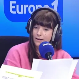 Une star internationale grimée s'invite dans un karaoké