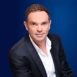 Yann Moix est en compagnie de l’académicien Marc Lambron au restaurant l’Eclectic