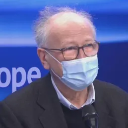 EXTRAIT - Covid-19 : "Les 65-74 ans devraient pouvoir commencer à être vaccinés début avril", annonce Alain Fischer