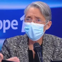 EXTRAIT - "Les entreprises souhaitent s'impliquer dans la vaccination", assure Elisabeth Borne