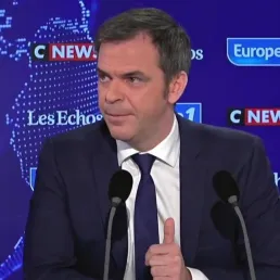 EXTRAIT - Vaccin : "Nous aurons dix fois plus de centres que la plupart de nos voisins", assure Véran