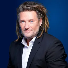 Victime d'un pédocriminel dans son enfance, Bertrand essaie de se reconstruire alors que sa famille ne l'a jamais cru