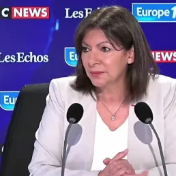 EXTRAIT - Coronavirus : la maire de Paris Anne Hidalgo propose "qu'on débride la vaccination"