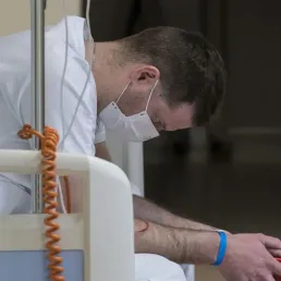 TÉMOIGNAGE - Covid-19 : "Il faut que les personnels soignants se reposent, sinon on ira dans le mur"