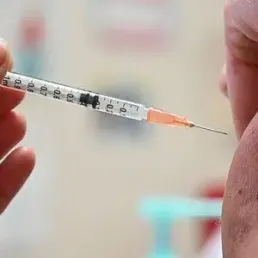 EXTRAIT - Covid : dans les centres de vaccination, on tente de convaincre les indécis