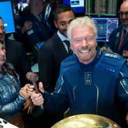 EXTRAIT - Richard Branson décolle pour l'espace et ouvre la voie au tourisme spatial