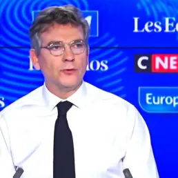 EXTRAIT - Arnaud Montebourg : "Emmanuel Macron est le vendeur de la France en pièces détachées"