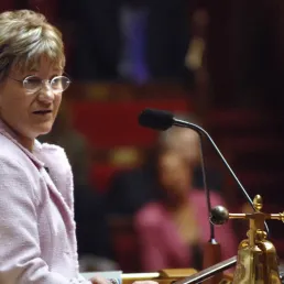 Suicide assisté : "J'ai cherché à l'accompagner", le témoignage émouvant du mari de Paulette Guinchard