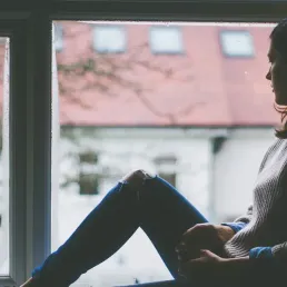 Petit coup de déprime, mélancolie, peur de la nouvelle année : c'est quoi, le blues des fêtes ?