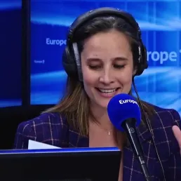 EXTRAIT - Quand l'actrice Julie de Bona fait son "rapport de stage" en direct au micro d'Europe 1