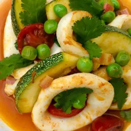 Poêlée de seiche, courgette, mozzarella et coriandre, jus de tomate acidulée à la rhubarbe