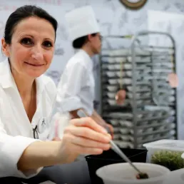 EXTRAIT - Quand Anne-Sophie Pic retrace son parcours particulier dans le monde la gastronomie