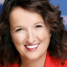 Anne Roumanoff : "J'aime la numérologie, la voyance, l'astrologie et je sais lire les lignes de la main !"