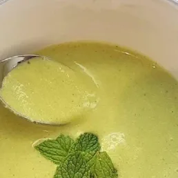 Découvrez la recette du velouté glacé petits pois et coco de Catherine Roig