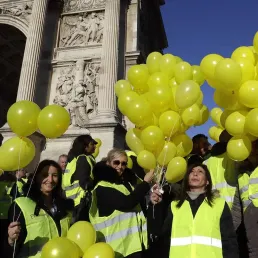 "Gilets jaunes" : "La France aborde 2019 sous un jour noir"