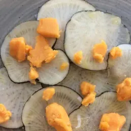 Le carpaccio de radis noir et mimolette de Laurent Mariotte