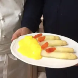 Découvrez la recette des asperges blanches à la sauce maltaise de Jean Coussau