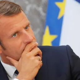 Deux blessés graves par des tirs près de la mosquée de Bayonne, l'appel de Macron au CFCM, une série "La Guerre des mondes" sur Canal+