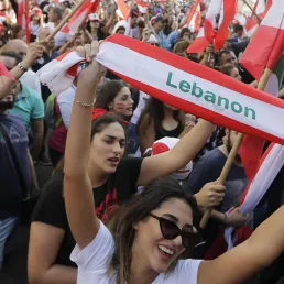 La démission du Premier ministre libanais, le nouvel album de Johnny bat des records, l'émission de Zemmour ne sera plus en direct