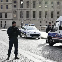Sept policiers "désarmés" après des signalements pour radicalisation, le Chili renonce à la COP 25, Macron dans Valeurs Actuelles