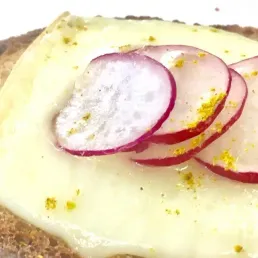 Découvrez la recette de la tartine express au four solaire d’Anne-Laure Pham