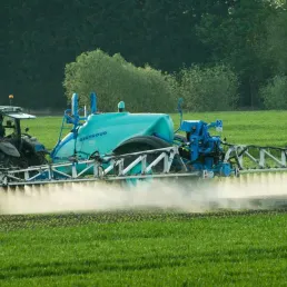 Des arrêtés anti-pesticides validés, vers du streaming plus français, une affaire glauque au ministère de la Culture
