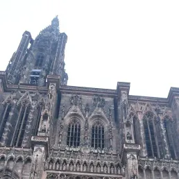 Un tremblement de terre à Strasbourg, un accord de gouvernement en Espagne, la mort de "l'Immortel"