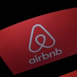 Airbnb va passer au peigne fin 7 millions de locations, la rémunération des dirigeants du CAC 40 en hausse de 12%, James Dean "ressuscité"
