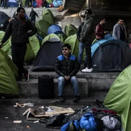 Des migrants évacués à Paris, l'Arabie saoudite espionne via Twitter, un bourdon déclenche la panique