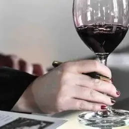 Des "pratiques addictives" en entreprise, plus de "fake news" que jamais, Bardot et les "mangeurs de chiens"