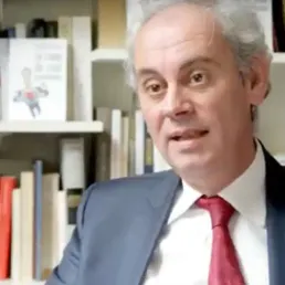 Arnaud Benedetti : "Emmanuel Macron a fait appel aux symboles monarchiques pour asseoir son autorité et habiter le costume"