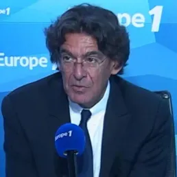 Luc Ferry sur l'interdiction des portables à l'école : "J'attendais de Jean-Michel Blanquer une vraie réflexion de fond"