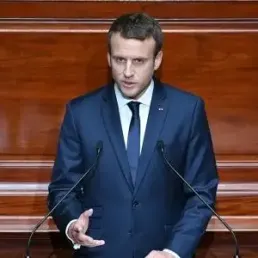 "Transgenres à l'Elysée, vaisselle à 500.000 euros, piscine de Brégançon...le 'caprice des dieux' d'Emmanuel Macron"