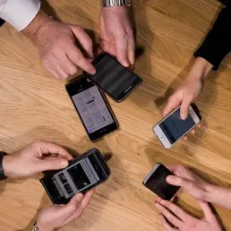 Guillaume Pitron, auteur de "La guerre des métaux rares" : "Pour un téléphone de 120 grammes, il faut 70 kilos de matière en amont"