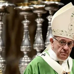 Réformes au Vatican : "Un pape plus seul que jamais"