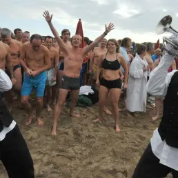 Prendre son premier bain de mer de l'année à Deauville